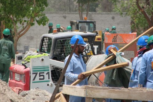 Image of labourers on a construction site in Duabi, UAE [oinkyliciously/Flickr]