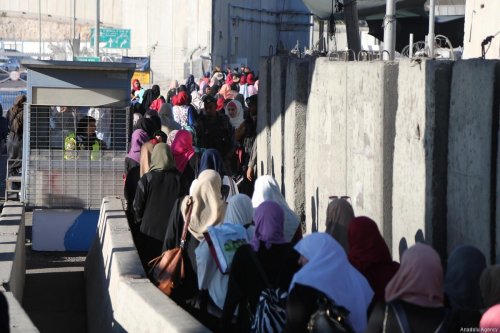 Palestinian worshippers, wait in a queue from early hours to move for passing through the Qalandiya checkpoint from Ramallah into Jerusalem after Israeli authorities let the Palestinians, to cross into Jerusalem to attend the third Friday prayer of Muslim holy month of Ramadan at the Al-Aqsa Mosque, in Jerusalem on June 16, 2017 [Issam Rimawi / Anadolu Agency]