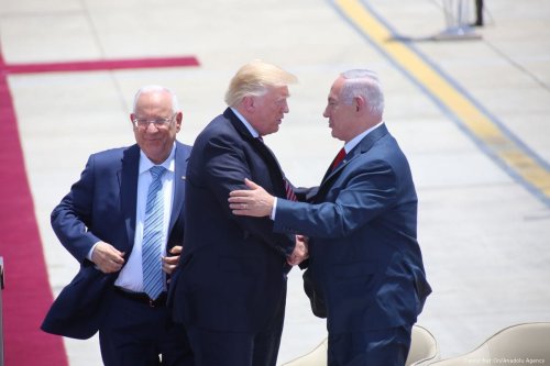 US President Donald Trump (L) is welcomed by Israeli Prime Minister Benjamin Netanyahu (R) in Tel Aviv on 22 May, 2017 [Daniel Bar On/Anadolu Agency]