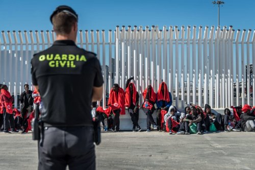 Spanish police guard the migrants at the Algeciras' port on 31 July, 2018 in Algeciras, Spain [Ignacio Marin/Anadolu Agency]