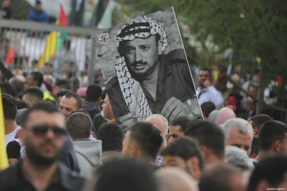 Palestinians gather at the tomb of Yasser Arafat, in the West Bank city of Ramallah, to commemorate the 14th anniversary of his death, on November 11, 2018 [Issam Rimawi/Anadolu Agency]