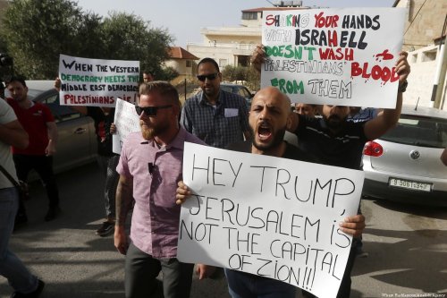 Palestinians hold placards to protest the visit of American diplomats during the US Embassy move to Jerusalem, in Bethlehem, West Bank on 21 May 2018 [Wisam Hashlamoun/Anadolu Agency]
