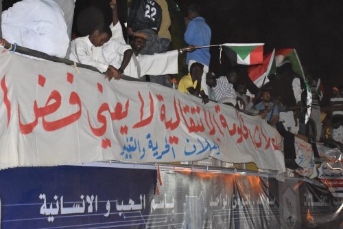 Sudanese demonstrators gather in front of the military headquarters demanding a civilian transition government, in Khartoum, Sudan on 21 April 2019 [Ömer Erdem/Anadolu Agency]