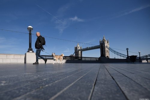 A general view of a man walking a dog in London Bridge on March 24, 2020 in London, England. [Kate Green - Anadolu Agency]