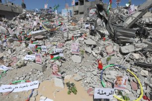 Photos of children, who lost their lives in Israel's attacks on Gaza, are exhibited at debris of Es-Sekka family's house in Khan Yunis, Gaza on June 19, 2021 [Ashraf Amra / Anadolu Agency]
