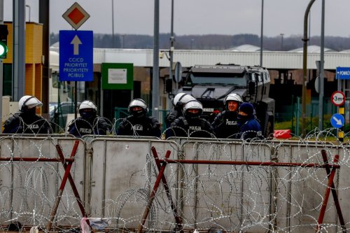Polish forces are seen at Poland-Belarus border as migrants moved to the closed area prepared by the Belarusian government within the border region, on 18 November 2021, in Grodno region, Belarus. [ Sefa Karacan - Anadolu Agency]