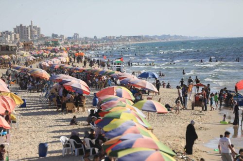 Thousands head to Gaza's shores as heat waves hits the region [Mohammed Asad/MEMO]