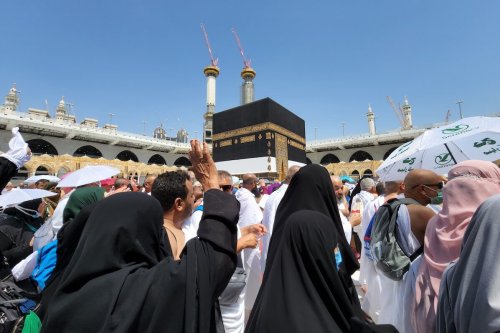 MECCA, SAUDI ARABIA - JULY 01: Muslims, who came to the holy lands from all over the world, pilgrims perform the Friday prayer around the Kaaba at Masjid al-Haram, Saudi Arabia on July 01, 2022. ( Ashraf Amra - Anadolu Agency )