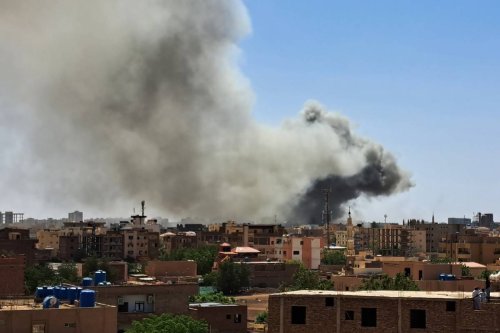Smoke rises as clashes continue between the Sudanese Armed Forces and the paramilitary Rapid Support Forces (RSF), in Khartoum, Sudan on May 5, 2023. [Ahmed Satti - Anadolu Agency]
