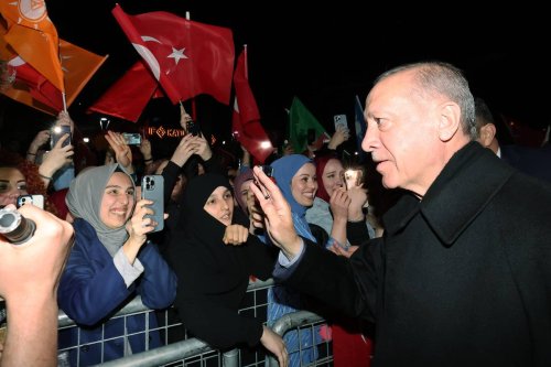 Turkish President and Leader of the Justice and Development (AK) Party, Recep Tayyip Erdogan greets the crowd outside his residence located at Uskudar district of Kisikli Istanbul, Turkiye on May 14, 2023 [TUR Presidency/Murat Cetinmuhurdar/Anadolu Agency]