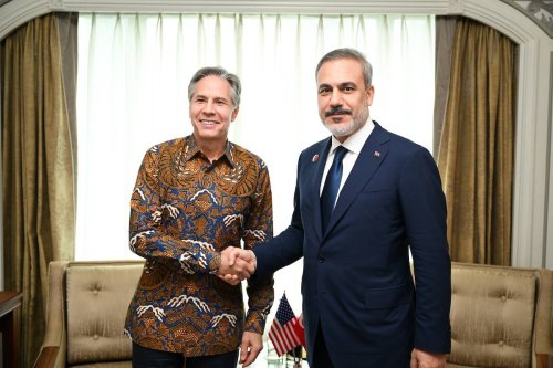 Turkish Foreign Minister Hakan Fidan (R) shakes hands with U.S. Secretary of State Antony Blinken (L). [Murat Gök - Anadolu Agency]