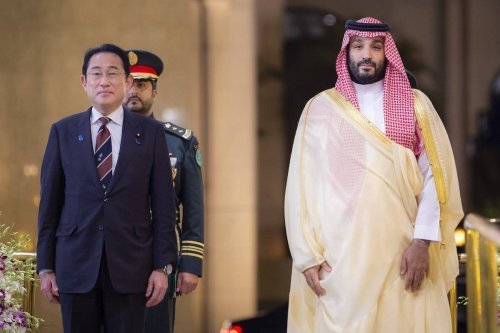Saudi Arabian Crown Prince Mohammed bin Salman (R) welcomes Japan's Prime Minister Fumio Kishida (L) with an official ceremony in Jeddah, Saudi Arabia on July 16, 2023. [Royal Court of Saudi Arabia - Anadolu Agency]