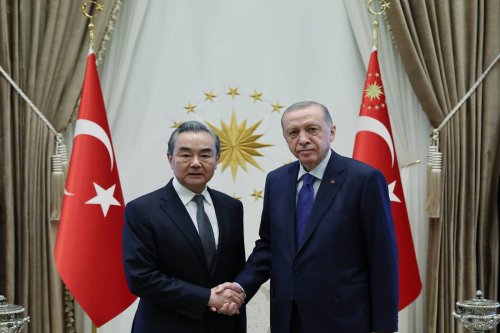 Turkish President Recep Tayyip Erdogan (R) meets with Chinese Foreign Minister, Wang Yi (L) in Ankara, Turkiye on July 26, 2023 [TUR Presidency/ Murat Cetinmuhurdar/Anadolu Agency]