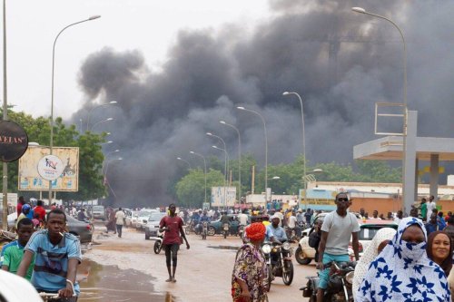 Smoke rises after coup supporters set fire to the headquarters of President Mohamed Bazoum's party, the Party for Democracy and Socialism in Niger (PNDS-TARAYA) in Niamey, Niger on July 27, 2023 [Balima Boureima/Anadolu Agency]