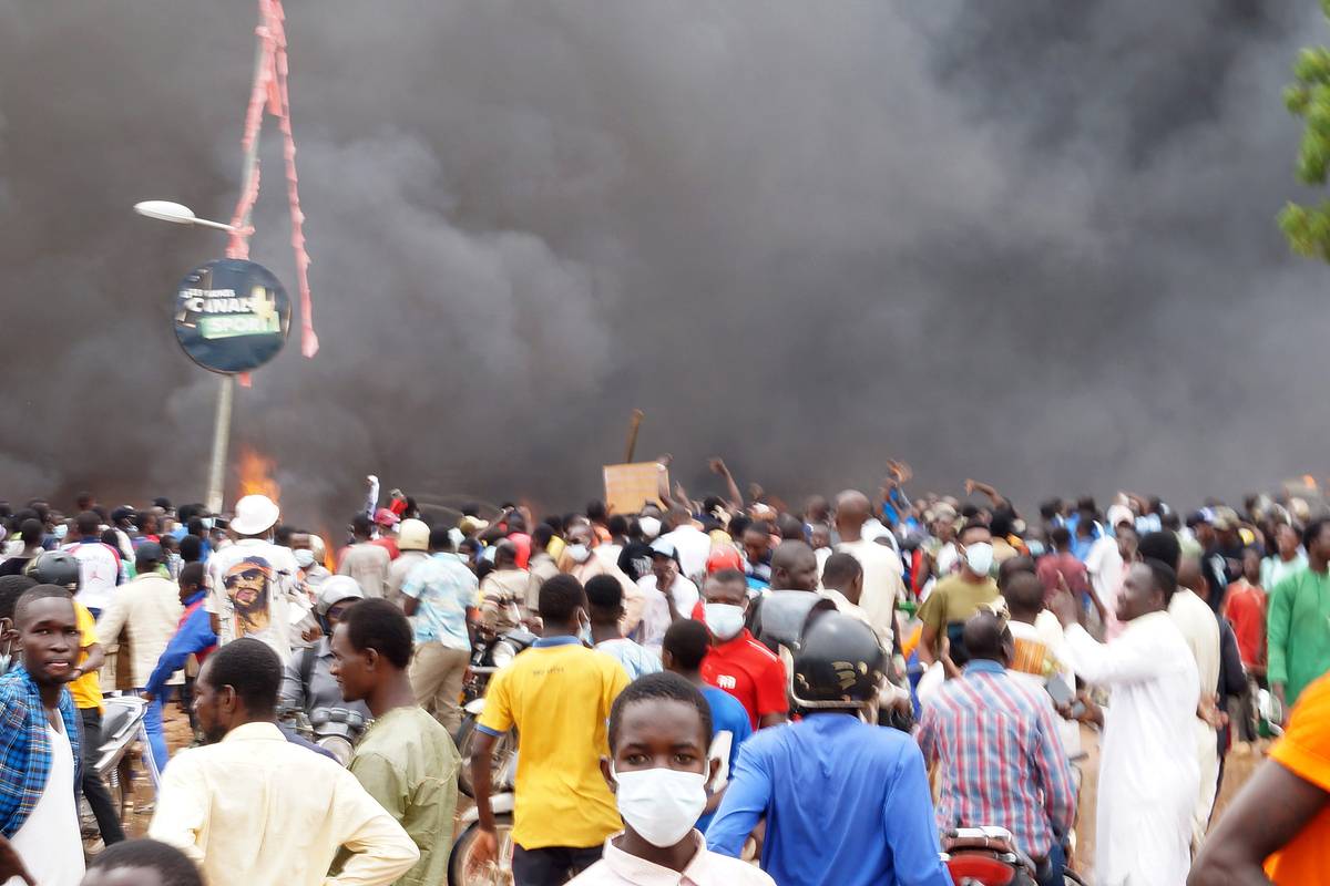 Smoke rises after coup supporters set fire to the headquarters of President Mohamed Bazoum's party, the Party for Democracy and Socialism in Niger (PNDS-TARAYA) in Niamey, Niger on July 27, 2023. [Balima Boureima - Anadolu Agency]