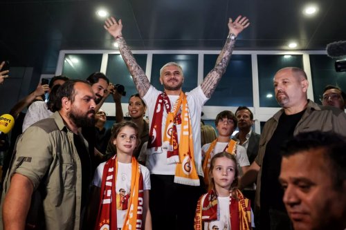 Galatasaray fans welcome Argentine striker Mauro Icardi as he arrives at Ataturk Airport in Istanbul, Turkiye on July 29, 2023 [İslam Yakut/Anadolu Agency]