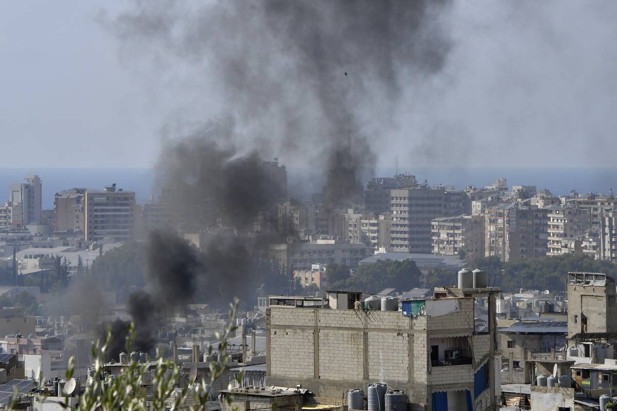 Smoke rises after clashes between two groups at the Palestinian refugee camp of Ain al-Helwa in Sidon, Lebanon on July 30, 2023. [Houssam Shbaro - Anadolu Agency]