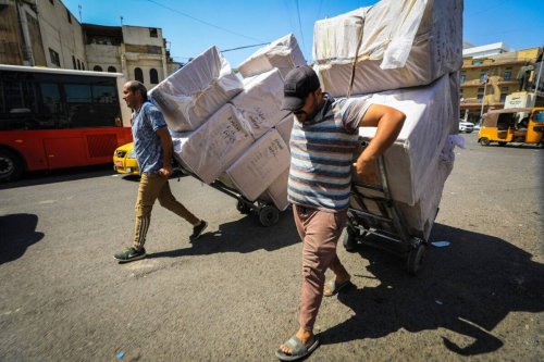 A view of Iraqi street as casual workers, who have no social security are trying to support their homes by carrying heavy loads on their backs for about 10 hours a day in the scorching summer heat, on July 27, 2023 in Baghdad, Iraq [Murtadha Al-Sudani/Anadolu Agency]