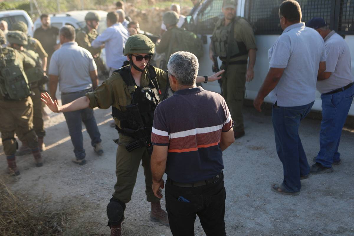 Israeli forces intervene to Palestinians who staged a demonstration against land confiscation of Jewish settlers in Hebron, West Bank [Mamoun Wazwaz - Anadolu Agency]