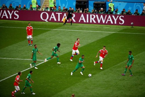 Saudi Arabian and Russian footballers seen during the opening match of the FIFA World Cup 2018 on June 14, 2018 [@QatarAirways / Twitter]