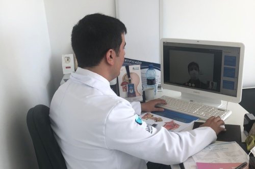 Dr Mohamad Al-Lahham during an online consultation with a patient, 2020 [Project team]