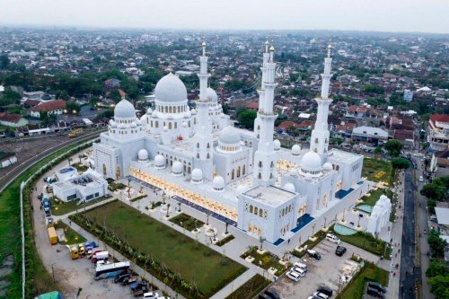 Ariel view of Sheikh Zayed Grand Mosque in Indonesia [@MohamedBinZayed/Twitter]