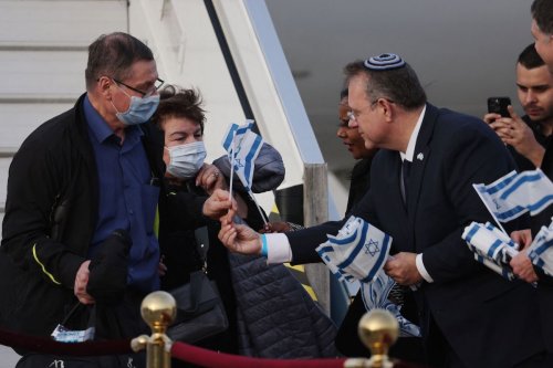 Passengers are welcomed in Israel as they disembark from an airplane carrying Jewish immigrants fleeing the war in Ukraine, at Ben Gurion Airport in Lod, near Tel Aviv, on 6 March 2022. [MENAHEM KAHANA/AFP via Getty Images]