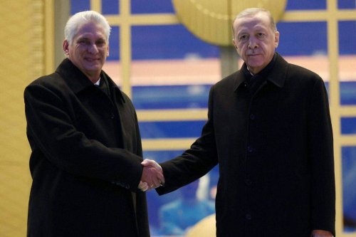 Turkish President Recep Tayyip Erdogan (R) and Cuban President Miguel Diaz-Canel (L) shake hands during a welcoming ceremony at the Presidential Palace in Ankara, on November 23, 2022 [Adem ALTAN / AFP]