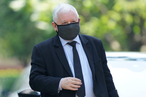 Jaroslaw Kaczynski, leader of the social conservative Law and Justice (PiS) party, arrives to cast his ballot in the Polish presidential election during the coronavirus pandemic on June 28, 2020 in Warsaw, Poland [Sean Gallup/Getty Images]