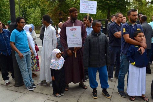 Muslims living in England gather to protest against a notice by HSBC bank to close the mosque’s bank account on August 16, 2014. [Inci Gundag/Anadolu Agency/Getty Images]
