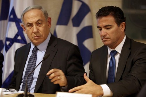Prime Minister Benjamin Netanyahu (L) sitting next to Yossi Cohen, Yossi Cohen, director of Israel’s national intelligence agency Mossad at the Israeli foreign ministry on 15 October 2015 [GALI TIBBON/AFP via Getty Images]