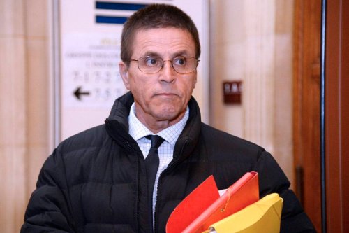 Hassan Diab who was arrested in November 2008 for his alleged role in a 1980 Paris synagogue bombing arrives at the courthouse on Mai 24, 2016 in Paris [BERTRAND GUAY/AFP via Getty Images]