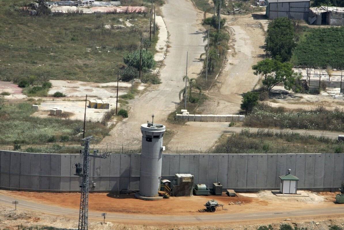 A road comes to a dead end in front of a part of Israel's separation barrier which surrounds the area of the West Bank Palestinian town of Qalqilya. [Photo by Joe Raedle/Getty Images]