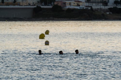 Young migrants arrive swimming in Ceuta. [Diego Radames - Anadolu Agency]