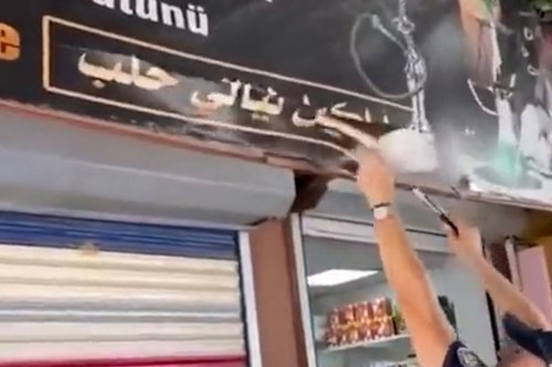 Thumbnail - Police in Turkiye rip down signs with Arabic script on them