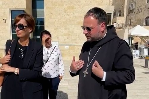 Thumbnail - Israeli guards tells German abbot to remove Christian cross