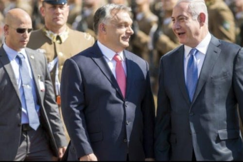 Israeli Prime Minister Benjamin Netanyahu (R) in Hungary