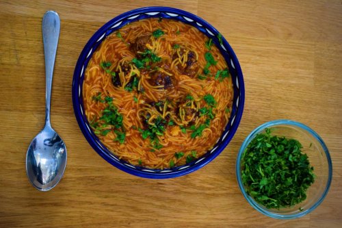 Shorbet shi’iriyeh bil lahmeh (vermicelli and meat soup)