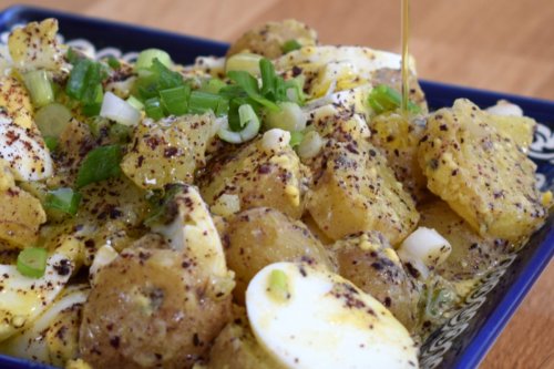 Mfaraket baid o batata (egg and potato salad) [Jehan Alfarra/Middle East Monitor]