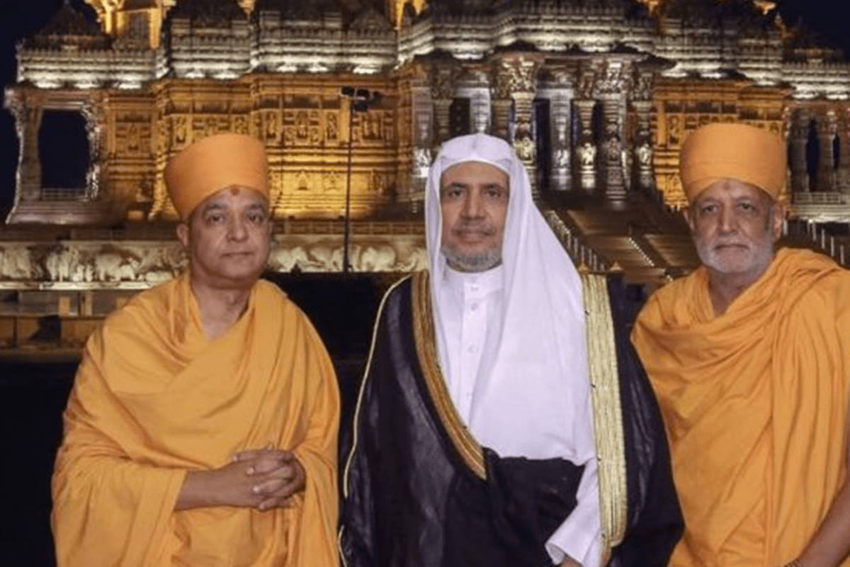 Saudi scholar, Shaykh Muhammad bin Abdul Karim Issa (C) of the Muslim World League visited the Hindu Akshardham temple in New Delhi [@5Pillarsuk/Twitter]